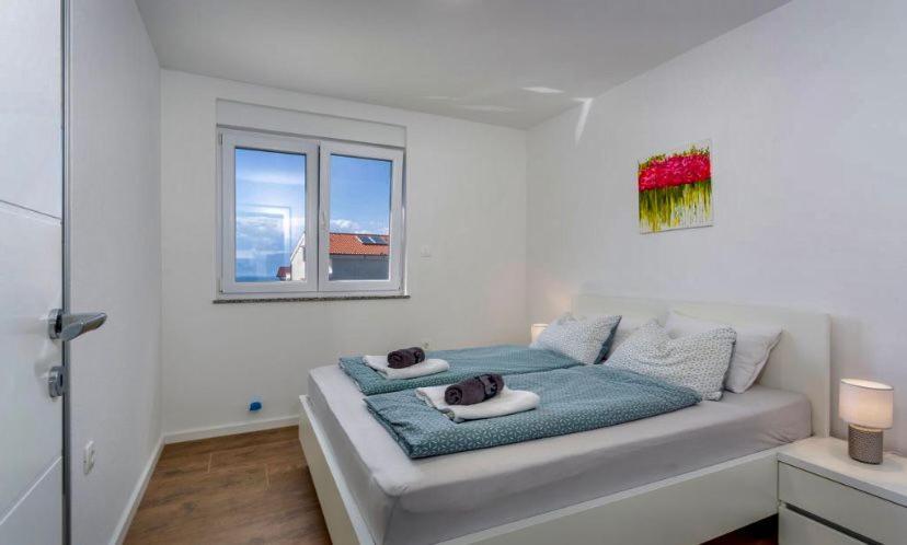 Apartmani Grgic On The Adress Branka Fucica 96 Malinska Exterior photo